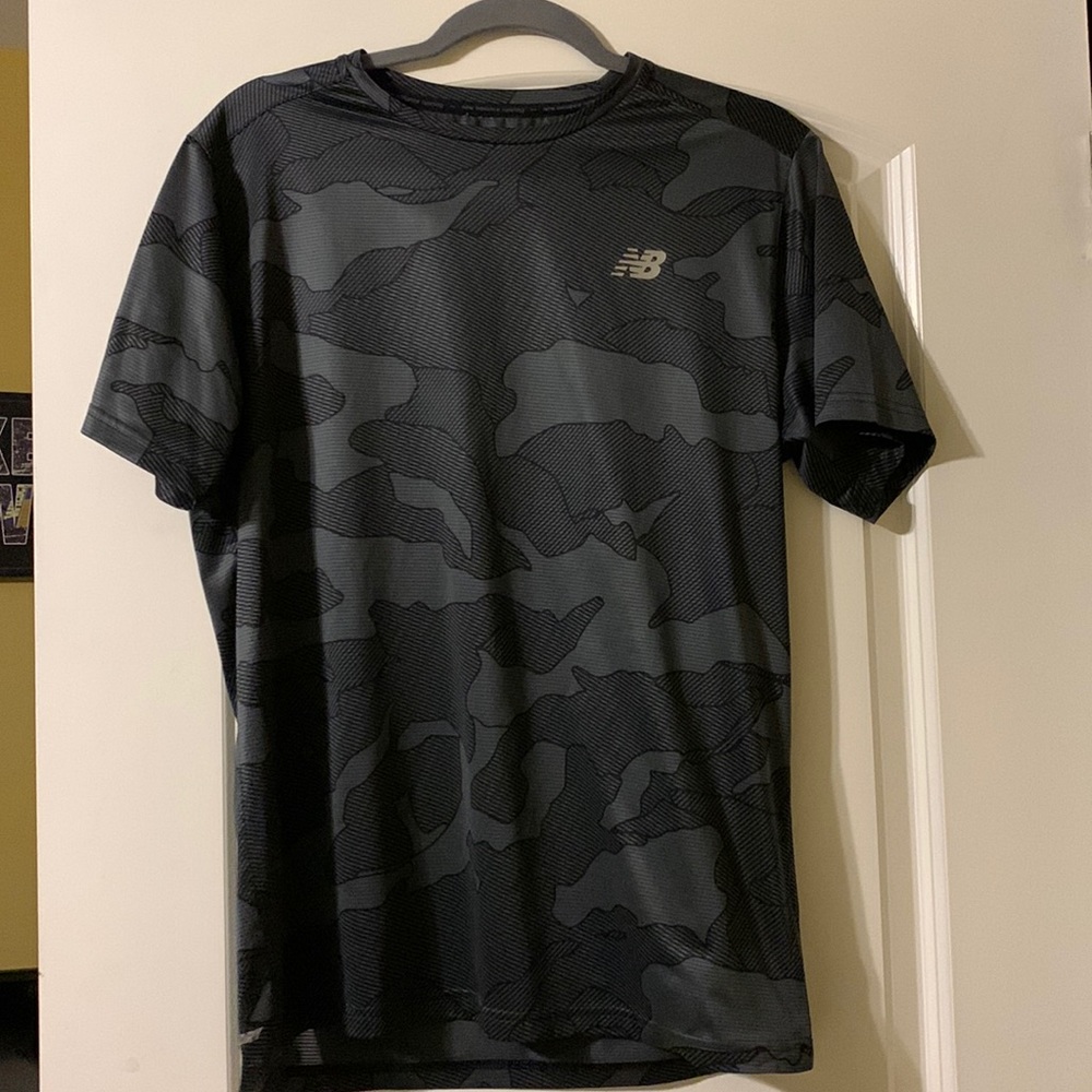 New balance camo t-shirt size M